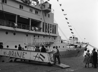 48527 Mensen gaan via de gangway aan boord van het passagiersschip 'Oranje' van de Stoomvaart-Maatschappij ‘Nederland’ ...