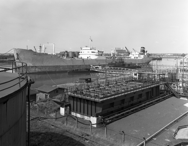 48540 De Steenkolen Handelvereniging (SHV), tank- en bunkerstation aan de Buitenhaven.Onlangs is het bedrijf uitgebreid ...