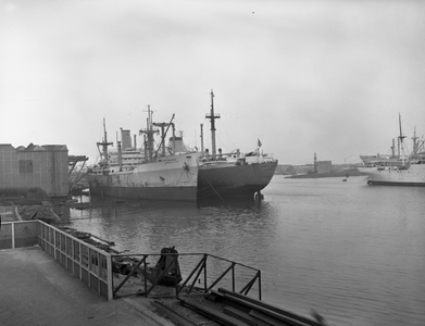 48569 Gezicht op de Buitenhaven. Twee vrachtschepen aan de kade bij de NV Haven van Vlissingen