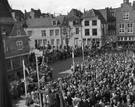 48601 Koninginnedag 30 april 1959. Honderden schoolkinderen brengen een aubade op de Oude Markt
