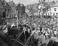 48602 Koninginnedag 30 april 1959. Honderden schoolkinderen brengen een aubade op de Oude Markt