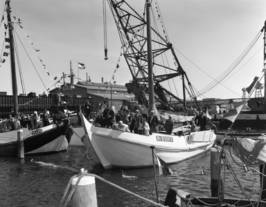 48614 Officiële opening op 13 juni 1959 van de nieuwe jachthaven aan de Prins Hendrikweg door burgemeester B. Kolff. De ...