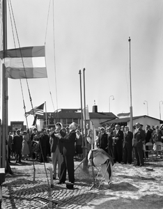 48616 Officiële opening op 13 juni 1959 van de nieuwe jachthaven aan de Prins Hendrikweg door burgemeester Kolff