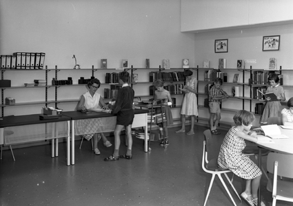 48620 De nieuwe jeugdbibliotheek in het voormalige Burgerweeshuis in de Badhuisstraat in Vlissingen