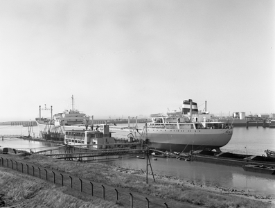 48656 De Steenkolen Handelvereniging (SHV), tank- en bunkerstation aan de Buitenhaven. De tanker 'Resolute' uit Monrovia.