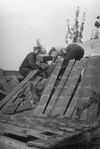 48782 Tweede Wereldoorlog. Duitse militairen zoekend in de puinhopen na een bombardement in aug. 1943, omgeving Abeelseweg
