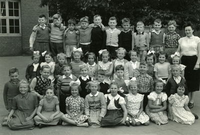 48832 Klas 2 van de Bouwen Ewoutschool, schooljaar 1952-1953. Rechts staat juffrouw v.d. Ende