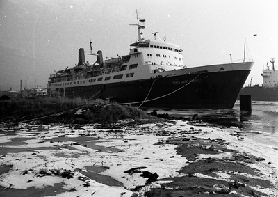 48842 Het schip 'Nuits Saint Georges', sinds sept. 1980 aan de ketting in de Tweede Binnenhaven.Voormalige veerboot van ...
