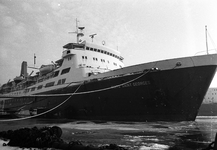 48843 Het schip 'Nuits Saint Georges', sinds sept. 1980 aan de ketting in de Tweede Binnenhaven.Voormalige veerboot van ...