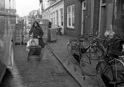 48857 Het laden van goederen bij de winkel van Vroom & Dreesman in de Glacisstraat