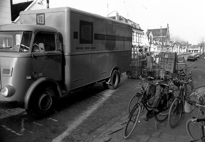 48858 Het laden van goederen bij de winkel van Vroom & Dreesman in de Glacisstraat