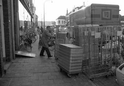48859 Het laden van goederen bij de winkel van Vroom & Dreesman in de Glacisstraat