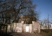 48901 De Koudenhoek. De muur begrenst de tuin van het Van Dishoeckhuis aan de Houtkade