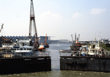 48917 De sluizen en het Verbreed Kanaal.Aan de Piet Heinkade links liggen de schepen en drijvende bok van het ...