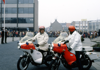 48943 Twee motoragenten tijdens een concours of festival op het Stadhuisplein in Vlissingen