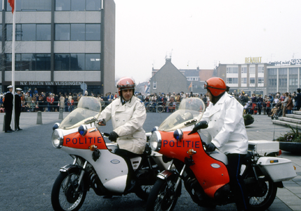 48943 Twee motoragenten tijdens een concours of festival op het Stadhuisplein in Vlissingen