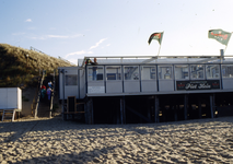 48956 Strandpaviljoen 'Piet Hein' op het strand bij Westduin.