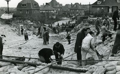 48968 Tijdens de stormvloedramp van 1953 ontstond er een groot gat in de dijk bij de Leeuwentrap.