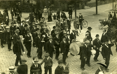 48977 Muziekvereniging Sint Caecilia marcheert vanuit de Hendrikstraat de Stenenbeer op. Op de achtergrond is nog een ...