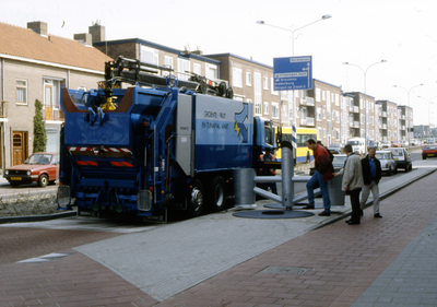 48981 Ondergrondse afvalcontainer in de Paul Krugerstraat in Vlissingen. In maart 1998 werden deze containers in de ...