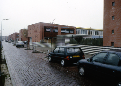 48985 De Beatrixlaan gezien vanaf de hoek Vincent van Goghlaan. De (koop)woningen in de zijstraatjes zijn gebouwd in 1993