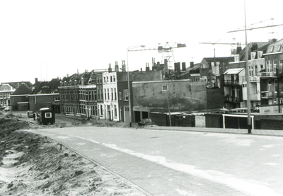 49017 De panden aan de (Verlengde) Glacisstraat zullen afgebroken worden. In 1976 wordt de rij woonhuizen gesloopt ...