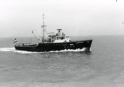 49025 Nederlands Loodswezen de tender Stormvogel (bouwjaar 1954) op de rede van Vlissingen.