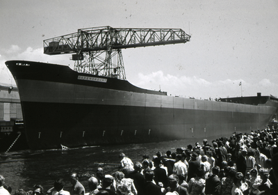 49040 Kon. Mij. De Schelde, tewaterlating van de Nederlandse tanker Barendrecht op 4 juli 1959, bouwnummer 287. Het ...
