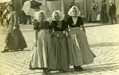 49092 Drie meisjes in klederdracht voor hotel Goes op de Nieuwendijk, hoek Bellamypark
