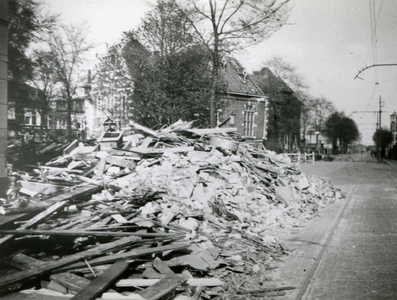 49149 Tweede Wereldoorlog. Door bominslag getroffen pand café Hintzen aan de Aagje Dekenstraat, hoek van ...