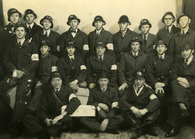 49150 Tweede Wereldoorlog. Groepsfoto vrijwilligers van de gemeentelijke geneeskundige dienst