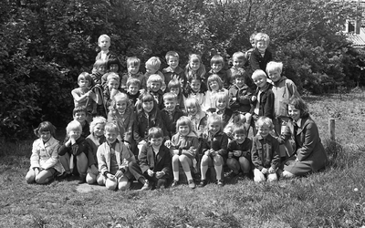 49178 Groepsfoto kleuterschool Hummelhonk op de Molenberg in Oost-Souburg