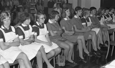 49181 Diploma uitreiking aan de verpleegsters van ziekenhuis Sint Joseph in de Van Dishoeckstraat op 30 sept. 1972.