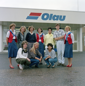 49285 Groepsfoto personeeel van de Olau Line bij de terminal aan de Buitenhaven.