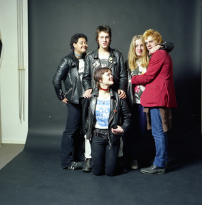 49286 Groepsfoto Vlissingse 'punk' jongeren.Staand (v.l.n.r). : Soof (Sophie Raweyai) Ian (uit Engeland), Roos Berting ...