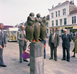 49338 Opening van het warenhuis 'Vendet' in de Coosje Buskenstraat. Met de onthulling van het standbeeld 'Zeeuws ...