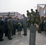 49339 Opening van het warenhuis 'Vendet' in de Coosje Buskenstraat. Met de onthulling van het standbeeld 'Zeeuws ...