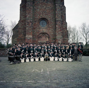49340 Groepsfoto van de Oost-Souburgse muziekvereniging Vlijt en Volharding voor de Nederlands hervormde kerk op het ...