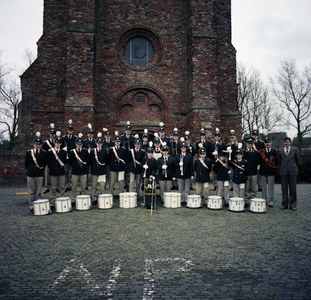 49341 Groepsfoto van de Oost-Souburgse muziekvereniging Vlijt en Volharding voor de Nederlands hervormde kerk op het ...