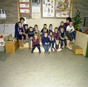 49382 Groepsfoto peuterspeelzaal 'De Berlagertjes' na de verhuizing van het schooltje aan de Schuitvaartstraat naar hun ...