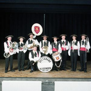 49388 Groepsfoto van de Deltaband. De Deltaband is in 1967 ontstaan uit de drumband van de Koninklijke harmonie Ons Genoegen