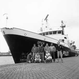 49410 Het schip 'Spica' van het Loodswezen aan de kade in de 1e Binnenhaven bij de betonning.