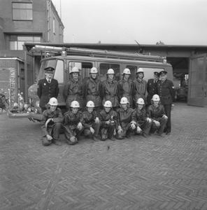 49420 Groepsfoto van de jeugdbrandweer op het terrein achter de brandweerkazerne aan de Van Dishoeckstraat in ...