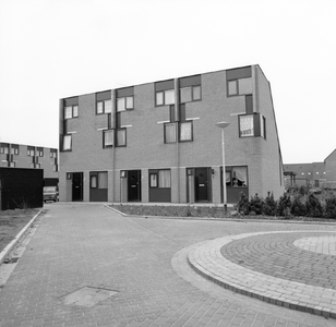 49421 In 1975 werd begonnen met de bouw in de nieuwe wijk Bossenburgh, in 1978 was de wijk voltooid.