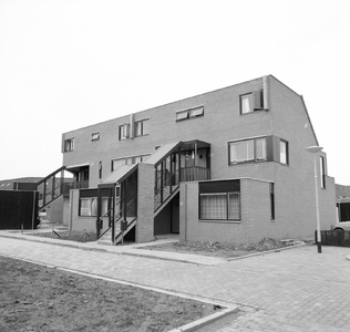 49422 In 1975 werd begonnen met de bouw in de nieuwe wijk Bossenburgh, in 1978 was de wijk voltooid.