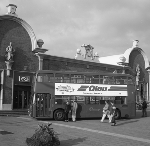 49430 Bus van de Olau Line bij het station op het Stationsplein voor het vervoer van de treinreizigers naar de terminal ...