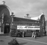 49430 Bus van de Olau Line bij het station op het Stationsplein voor het vervoer van de treinreizigers naar de terminal ...