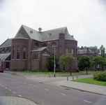 49431 Rooms-katholieke kerk (Onze Lieve Vrouwekerk) aan de Dokter Friesenstraat, gezien vanaf de Singel.De kerk is ...