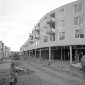 49440 De Aagje Dekenstraat met rechts de bouw van het nieuwe woon- en winkelcentrum Scheldeplein