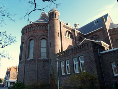 49571 De Rooms-katholieke kerk aan de Dokter Friesenstraat / Singel.De kerk is gebouwd in 1911 en op 24 dec. van dat ...